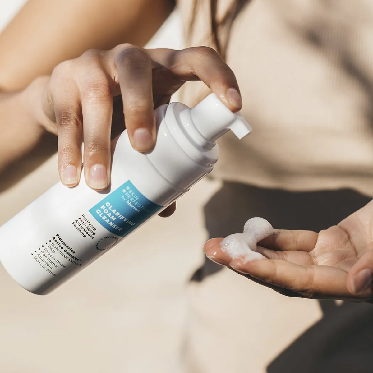 Bluevert Clarifying Foam Cleanser, mousse de limpieza hidratante con acción antiedad