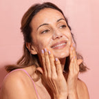Freshly Cosmetics Rose Quartz Facial Cleanser con saponinas vegetales y flor de loto