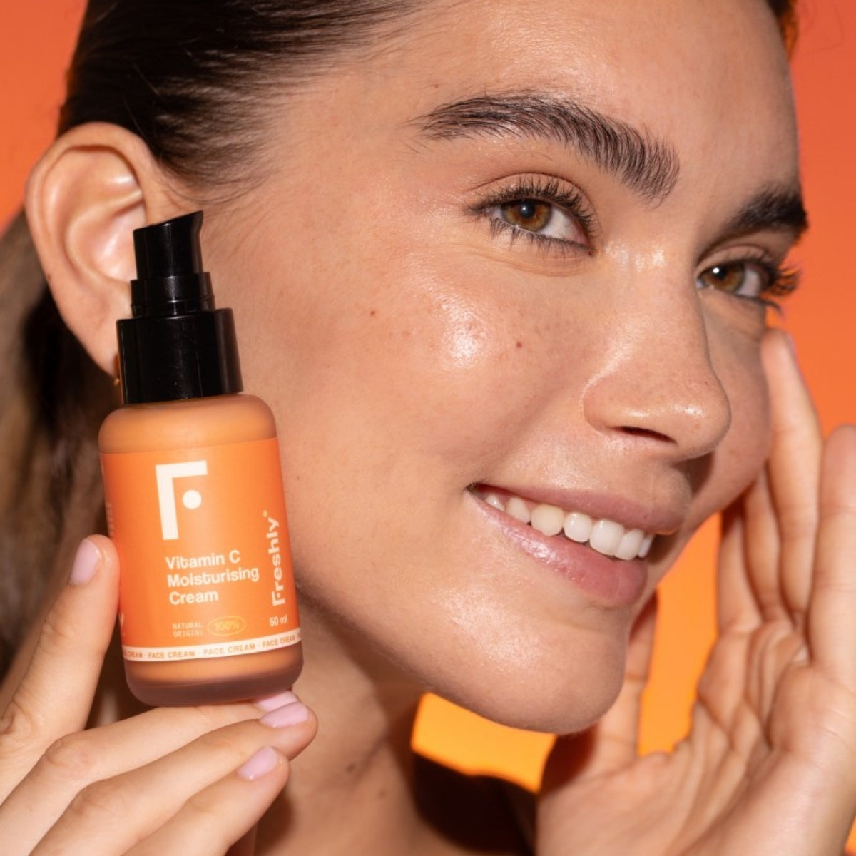 Freshly Cosmetics Vitamin C Moisturising Cream, fórmula 100% natural apta para piel sensible