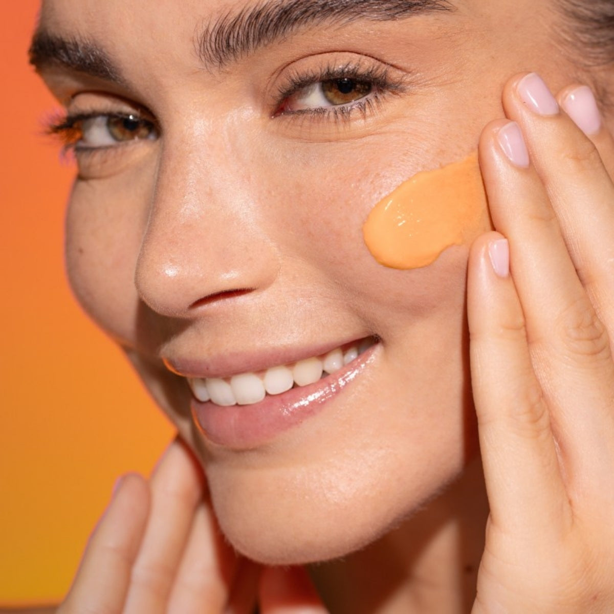 Freshly Cosmetics Vitamin C Moisturising Cream, hidratación diaria con ácido hialurónico vegano