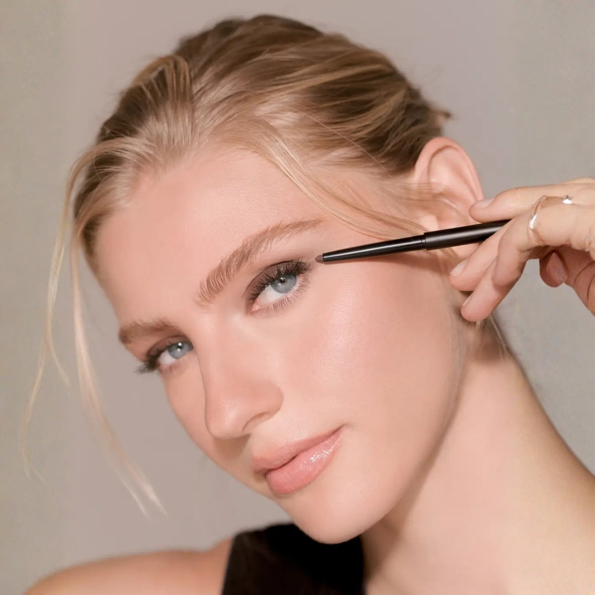 Defining Liner Eyeliner · Delineador de ojos Marrón 0,3 g